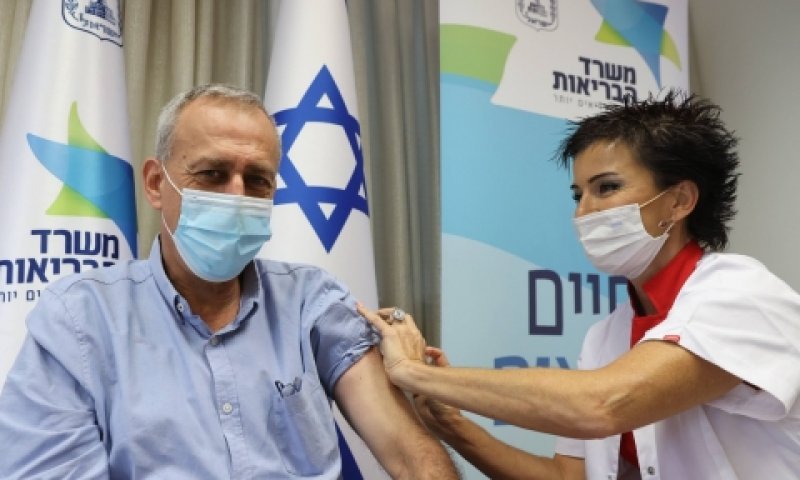 פרופ' נחמן אש מקבל את החיסון נגד שפעת [צילום: משרד הבריאות]