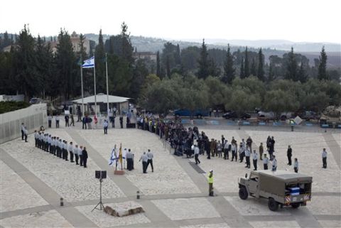 טקס מצומצם בלטרון [צילום: AP]