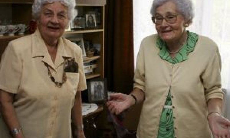 ג'נינה מימין, ומריה בבית האבות של מריה [צילום: AP]