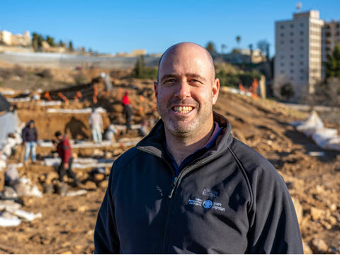 ארכיאולוג רשות העתיקות נריה ספיר בחפירה בארנונה [צילום: יניב ברמן, רשות העתיקות]