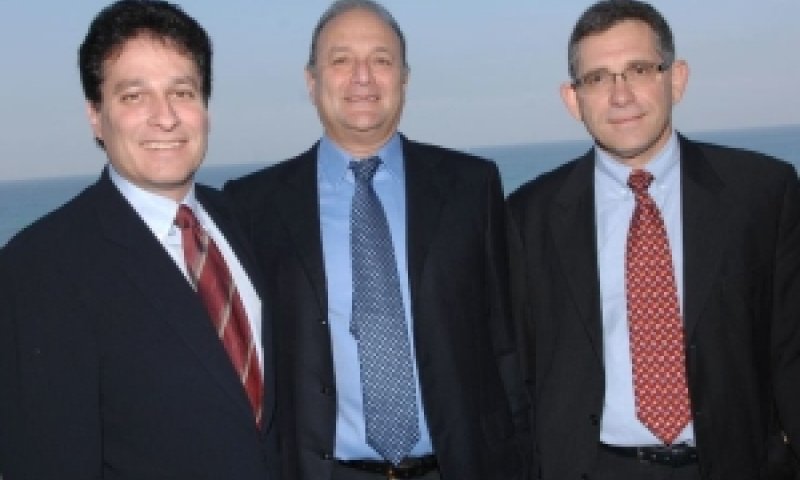 מימין לשמאל - דובי וייס, יצחק שרם, זיל פלדמן [צילום: יח"צ]
