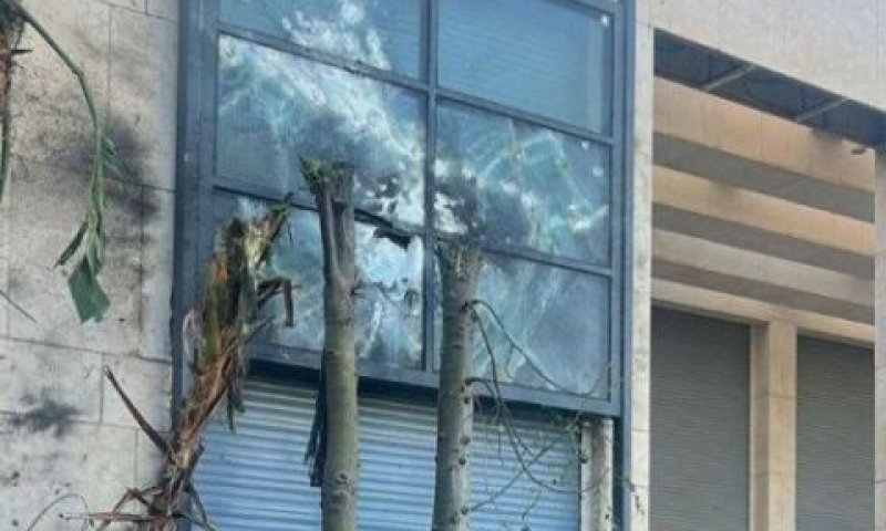 נזק חיצוני קל נגרם לחלון חדר השינה [צילום: שימוש לפי סעיף 27א לחוק זכויות יוצרים]