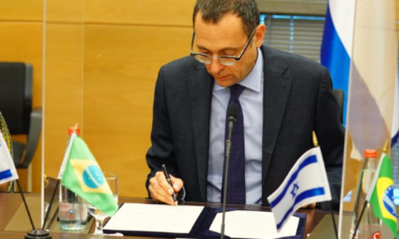 האוזר חותם על ההסכם [צילום: שמוליק גרוסמן]