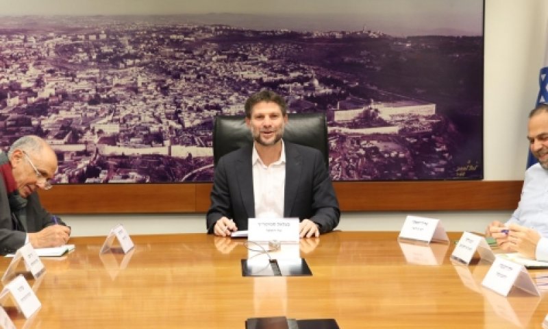 "יהיה שיח פתוח ומעמיק". סמוטריץ' במשרד האוצר [צילום: דוברות משרד האוצר]