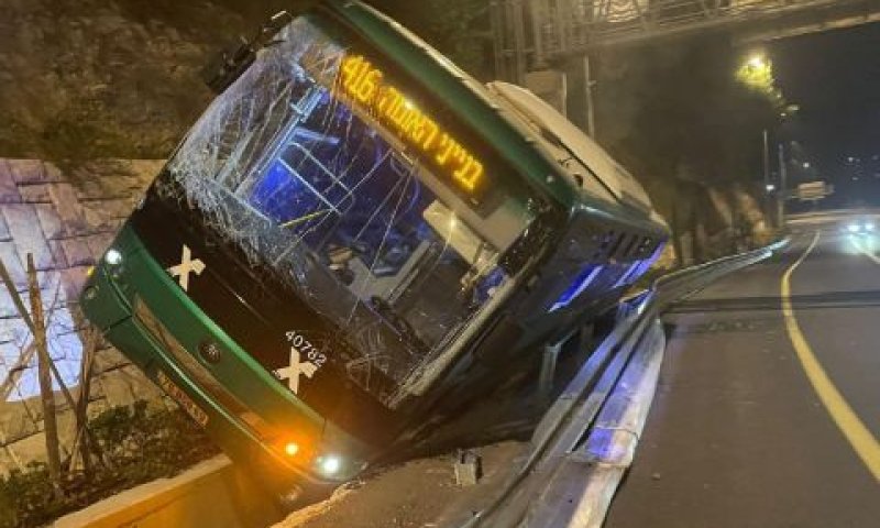 האוטובוס בתעלה בצד הכביש [צילום: שימוש לפי סעיף 27א לחוק זכויות יוצרים]