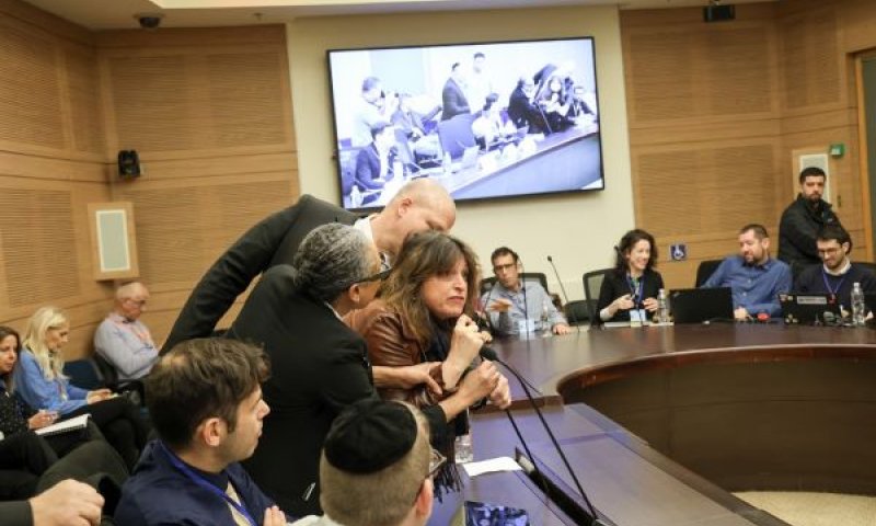 הוצאת עו״ד נגה רובינשטיין שמייצגת את שידורי קשת ורשת לאחר שהפריעה לדיון [צילום: נועם מושקוביץ/דוברות הכנסת]