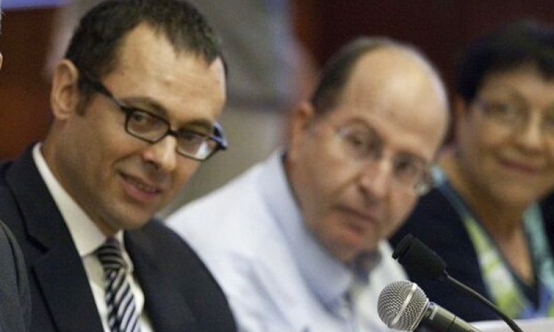 יעלון והאוזר סביב אותו שולחן ממשלה ב-2012 [צילום: אביר סולטן/AP]