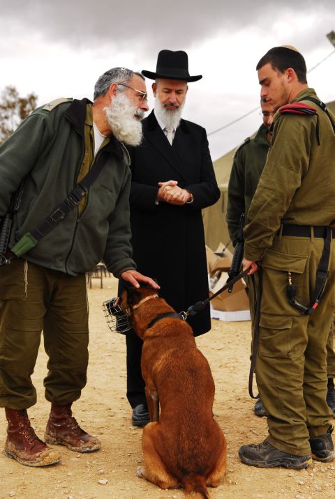 הרב יונה מצגר עם הרב הצבאי הראשי אבי רונצקי [צילום: דו"צ]