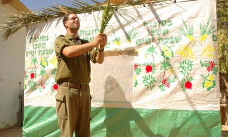 חייל מקים סוכה בבקעת הירדן [צילום: דו"צ]