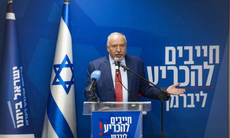 ליברמן. איתות לאיזנקוט [צילום: חיים גולדברג/פלאש 90]