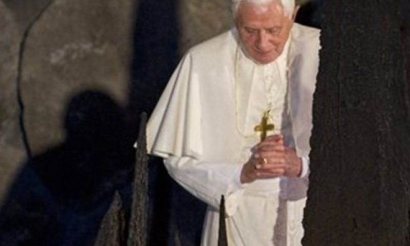 האפיפיור מעלה את אש התמיד באוהל יזכור [צילום: AP]