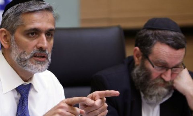 שר הפנים אלי ישי בוועדת הכספים, היום [צילום: פלאש 90]