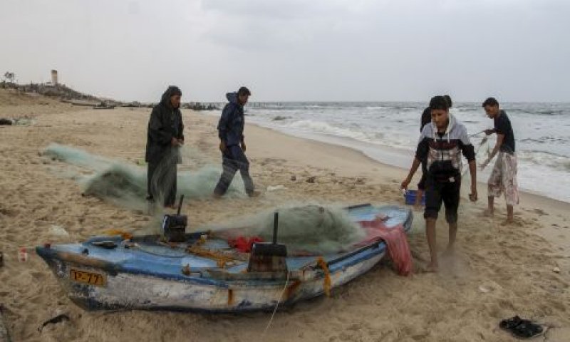 דייגים עזתיים בחוף עזה [צילום: עבד ראחים חאטיב/פלאש 90]