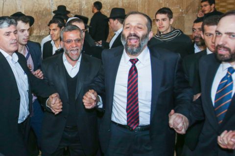 אריאל אטיאס ואריה דרעי רוקדים בכותל המערבי [צילום: פלאש 90]