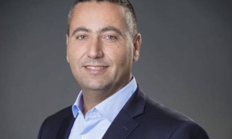 נועם ששון. מאשים
