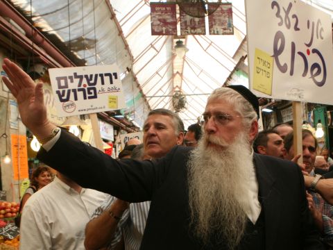 פרוש מתחכך עם הסוחרים [צילום: פלאש 90]