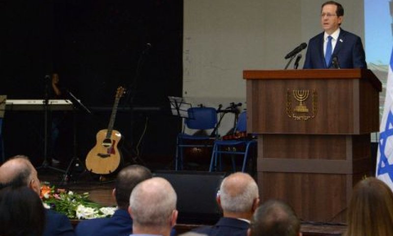 הנשיא הרצוג בכפר קאסם [צילום: עמוס בן גרשום/לע״מ]