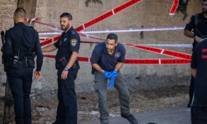 זירת הפיגוע ברמות [צילום: יונתן זינדל/פלאש 90]