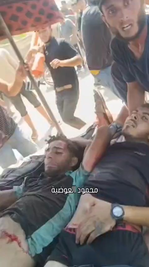 נפגעים מחולצים ממחנה אל-מוואסי [צילום: לפי סעיף 29א' לחוק זכויות יוצרים]