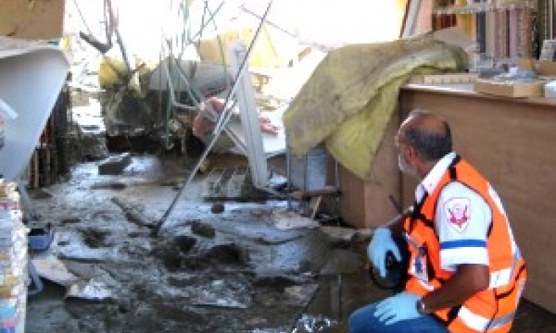 איש מד"א בוחן את אחת החנויות ובודק האם ישנם נפגעים נוספים[צילום אילוסטרציה: AP]