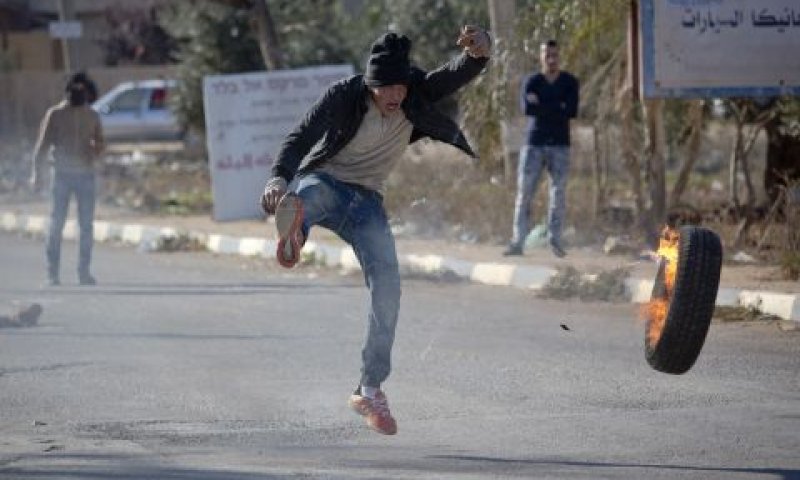 התפרעות פלשתינים ליד קוצרה [צילום: מג'די מוחמד/AP]