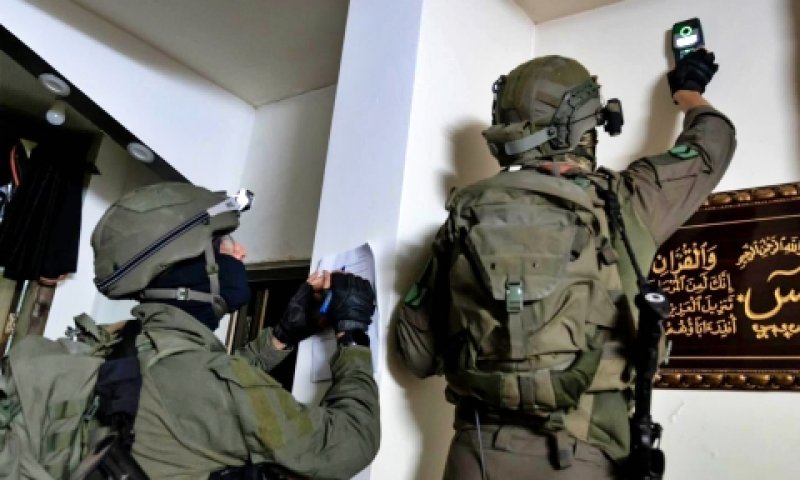 כוחות צה"ל באחד מבתי המחבלים, הלילה [צילום: דובר צה"ל]
