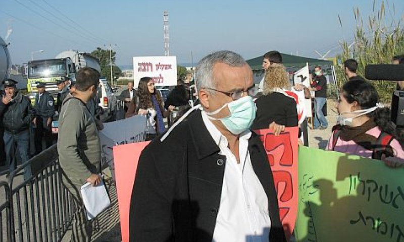 ראש עיריית אשקלון מפגין [צילום: יח"צ]