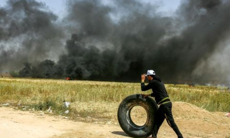 בדרך להצתה. צמיג ברצועת עזה [צילום: עבד רחים חטיב/פלאש 90]