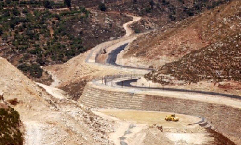 הדרך לגבעת זאב 'תפורה' [צילום: פלאש 90]