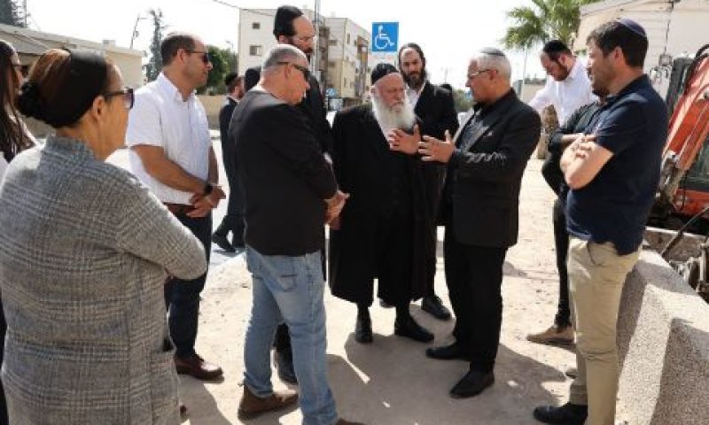 השר גולדקנופ בעיר בית שאן [צילום: דודו כהן]