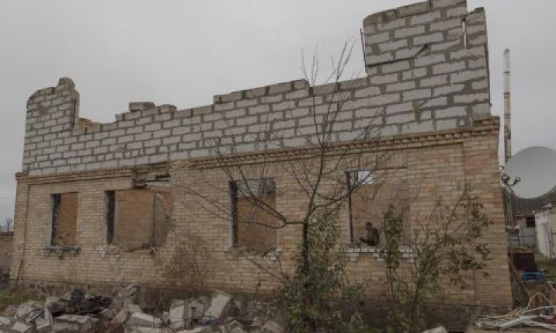 בית שנפגע בכפר מושון שליד קייב [צילום: אנדרו קרבצ'נקו/AP]