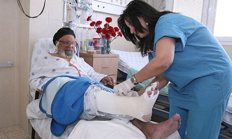 נפצע ברגלו מנרגילה [צילום: פיוטר פליטר]