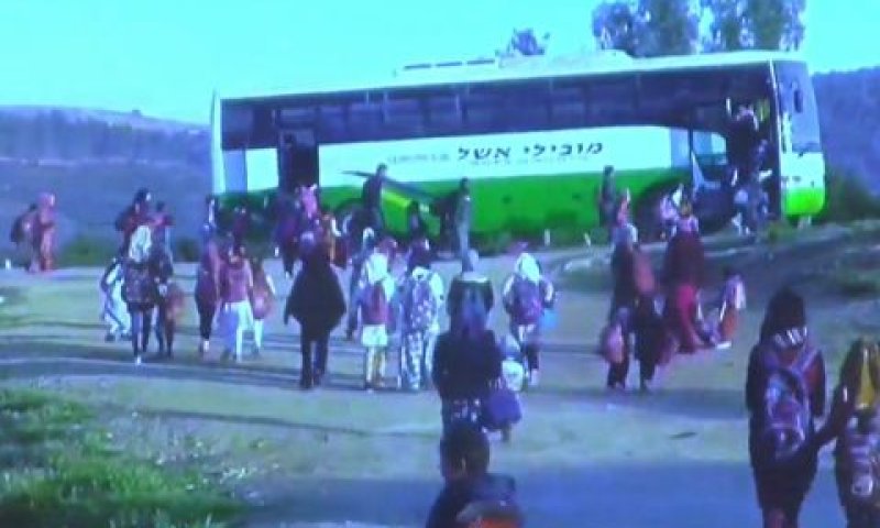 ילדים בדואים עולים להסעה לבית הספר בנגב [צילום: מתוך סרטון שהוצג בוועדה]