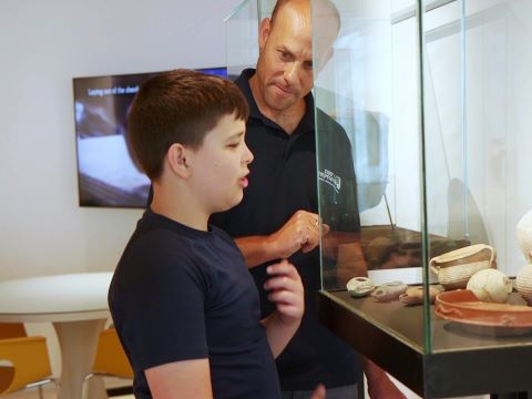 יאיר הוזמן לקריה הלאומית לארכיאולוגיה בירושלים, שם תוצג הטבעת לקהל הרחב כחלק מסיורי הקיץ [צילום: אמיל אלג'ם, רשות העתיקות]