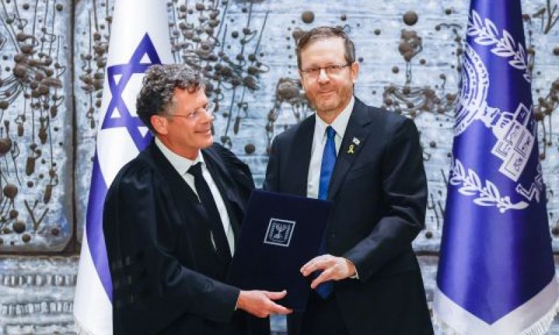הרצוג ועמית בטכס ההשבעה [צילום: יונתן זינדל, פלאש 90]