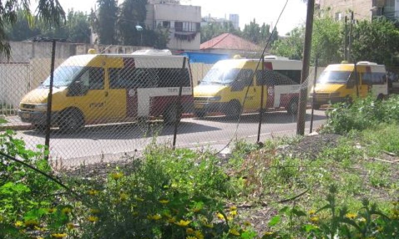 תחנת "מוניות ההר" ברחוב גולדנהירש בפתח תקוה