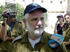 דן הראל מסייר בשטח [צילומים: דו"צ, AP]