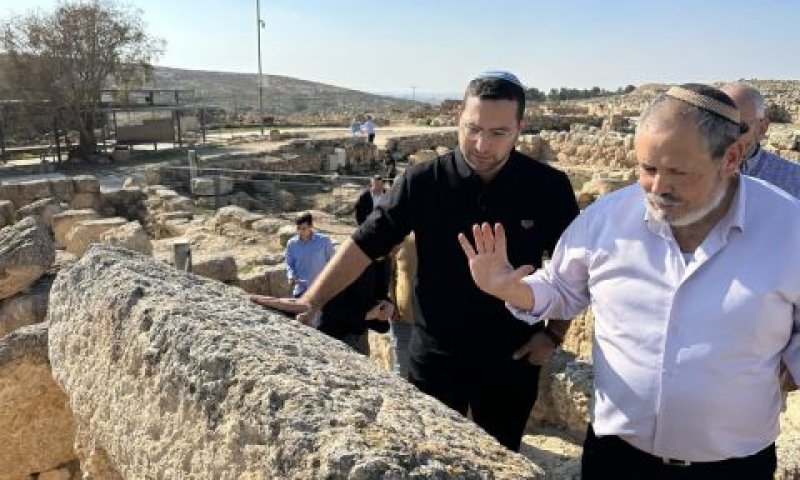 השר וסרלאוף בסיור בדרום הר חברון [צילום: תקשורת השר]