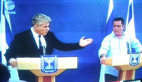 מעביר את רשות הדיבור [צילום: מן הטלוויזיה]