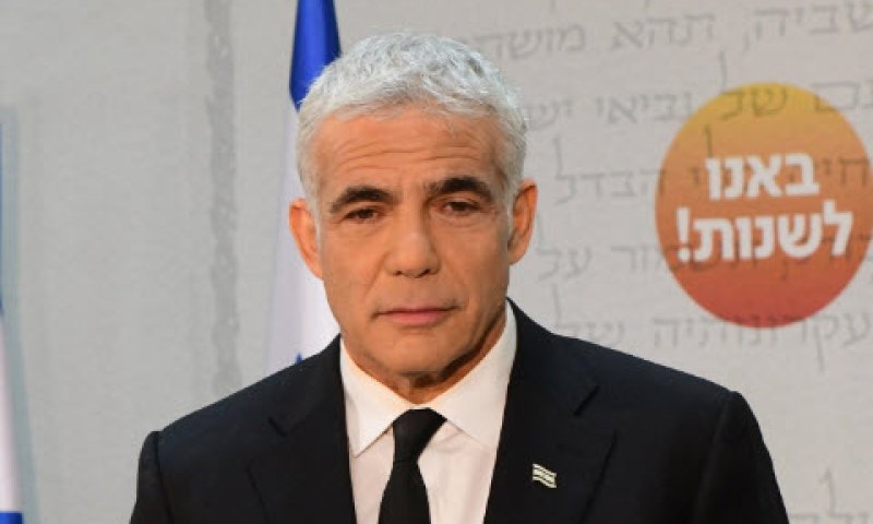 לפיד. הופך כל אבן [צילום: אבשלום ששני/פלאש 90]
