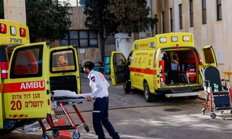 פינוי שניים מהפצועים לבית החולים הדסה בהר הצופים [צילום: חיים גולדברג, פלאש 90]