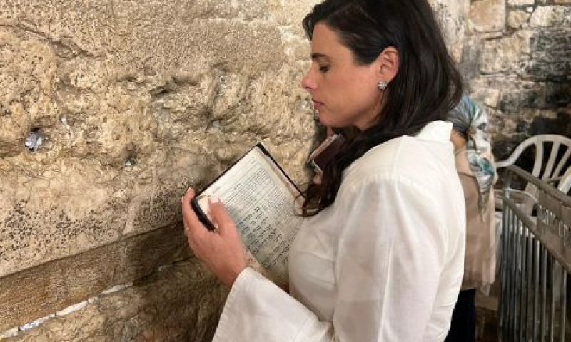 איילת שקד בכותל המערבי [צילום: תקשורת השרה]