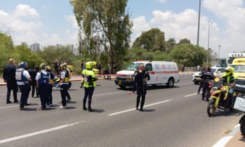 זירת הפיגוע ליד צריפין [צילום: דוברות מד"א]