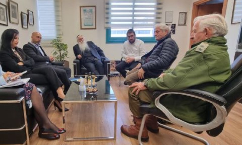 השר פרוש עם מנהלי המרכז [צילום: משרד ירושלים ומסורת ישראל]