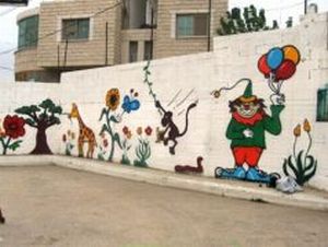 קירות מקושטים בבית הספר בדיר א-חטב