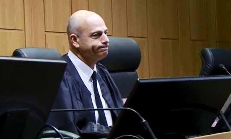אורנשטיין. פועל במהירות [צילום: מן הטלוויזיה]