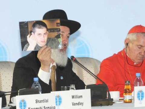 הרב מצגר מציג את תמונתו של שליט [צילום: לע"מ]
