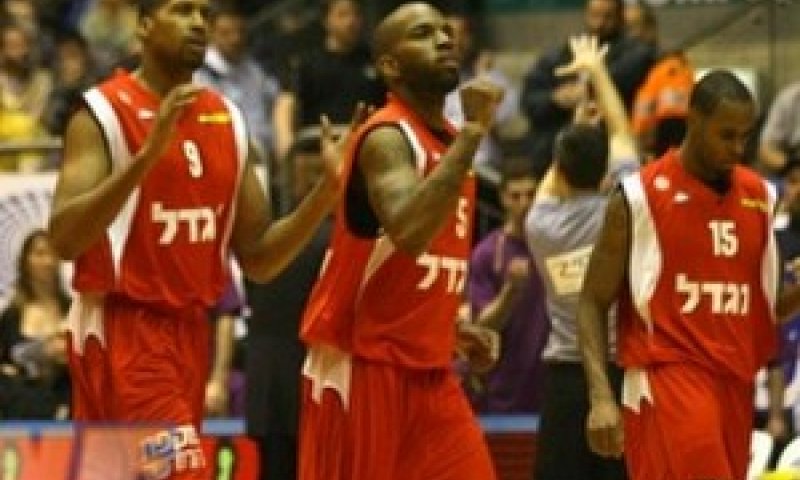 שחקני הפועל ירושלים חוגגים את העלייה לגמר [צילום: ONE]