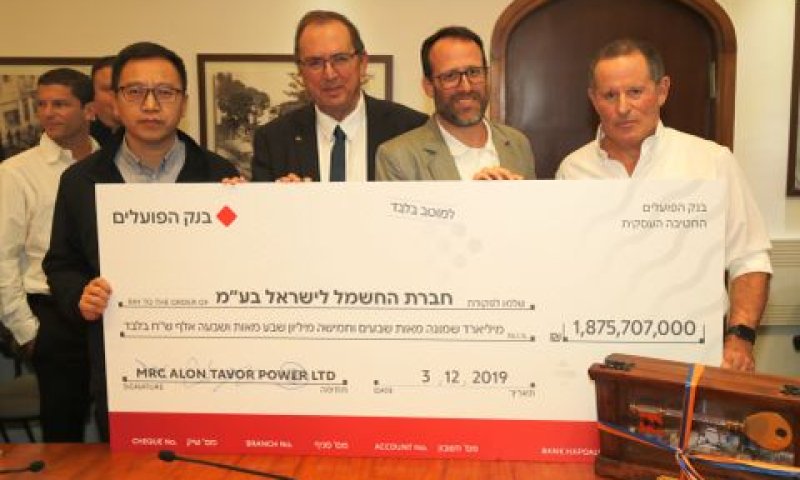 מימין לשמאל: מאיר שמיר, מנכ"ל חברת מבטח שמיר, ארז בלשה, יו"ר MRC ומנכ"ל ג'נריישן קפיטל, עופר בלוך, מנכ"ל חברת החשמל, ג'ייסון ליו, מנכ"ל חברת PMEC ישראל [צילום: יוסי וייס, חברת החשמל]
