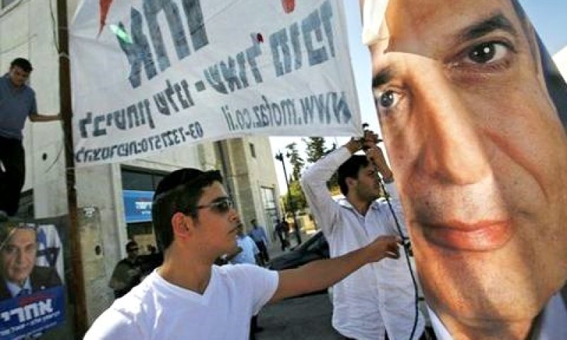 מופז. דבוק לכיסא [צילום: AP]